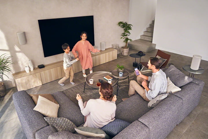 Familia con sistema de cine en casa Sony HT-A9.