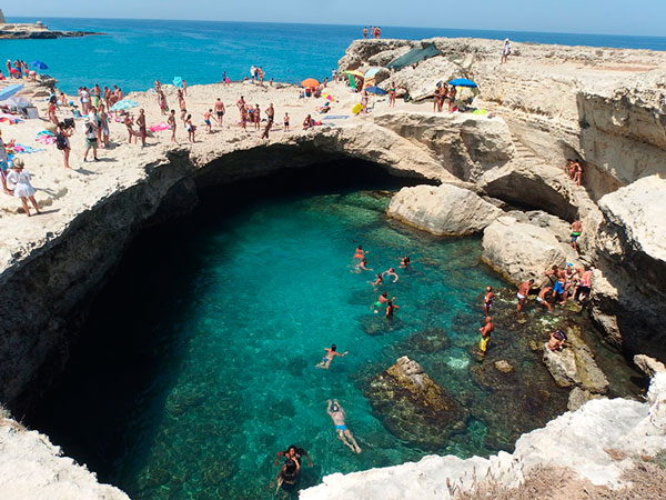 Una de las mejores piscinas naturales: la piscina Grotta Della Poesia en Italia