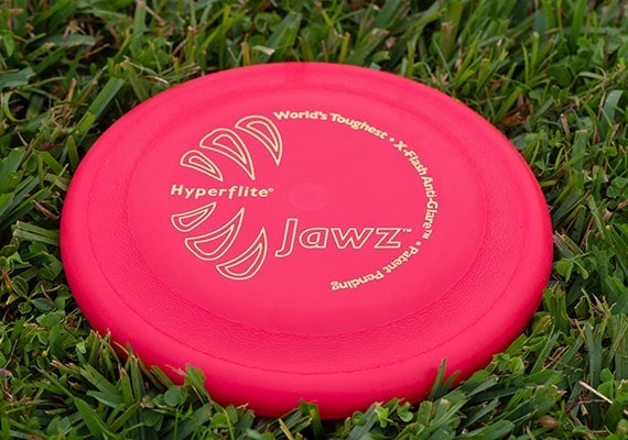 Hyperflite Jawz frisbee despuÃ©s de que aterrizÃ³ sobre el cÃ©sped en el parque