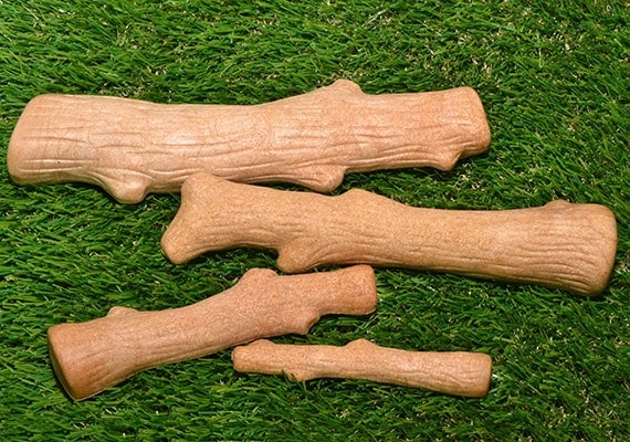 4 tama帽os diferentes del juguete masticable de madera de cornejo petstages comparados uno al lado del otro