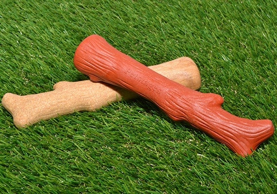 Mascota prepara un juguete masticable de cornejo de madera natural en comparaci贸n con el sabor de mezquite